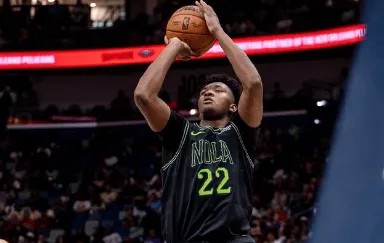 石油杯-奎因全场11投5中，罚球4中4得到14分12篮板3助攻