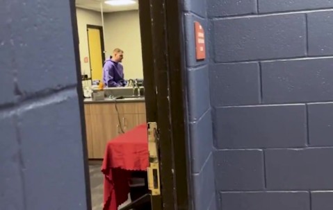 石油杯赛程-真香！约基奇首次品尝墨西哥卷饼 12年前他在🌮广告中被选中！