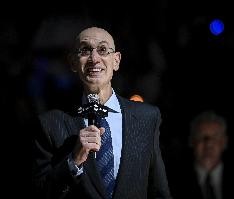 萧华让没钱球迷看集锦！美网友炸锅：要么掏钱 要么吃残羹剩饭？